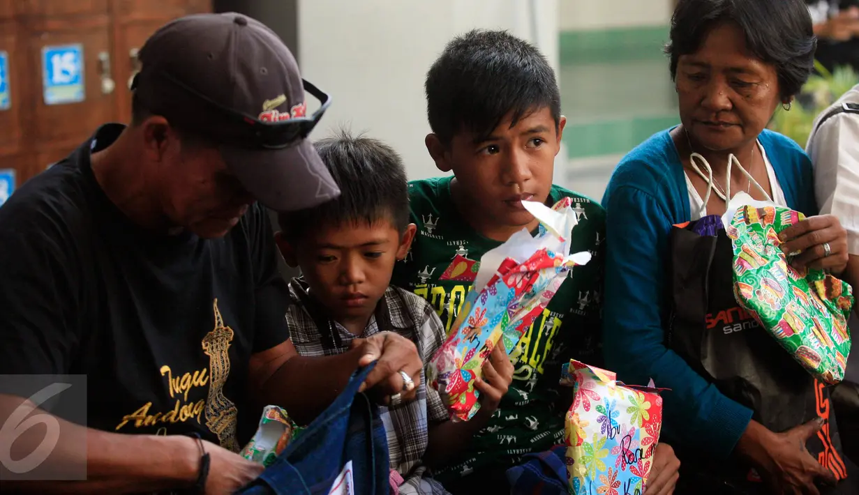 Ayah Mary Jane, Caesar Veloso (kiri) membawa dua anak Mary Jane saat berkunjung ke LP Kelas IIA Wirogunan Yogyakarta, Selasa (12/1/2016). Kunjungan keluarga untuk memperingati HUT ke-31 Mary Jane pada 10 Januari lalu. (Foto:Boy Harjanto)