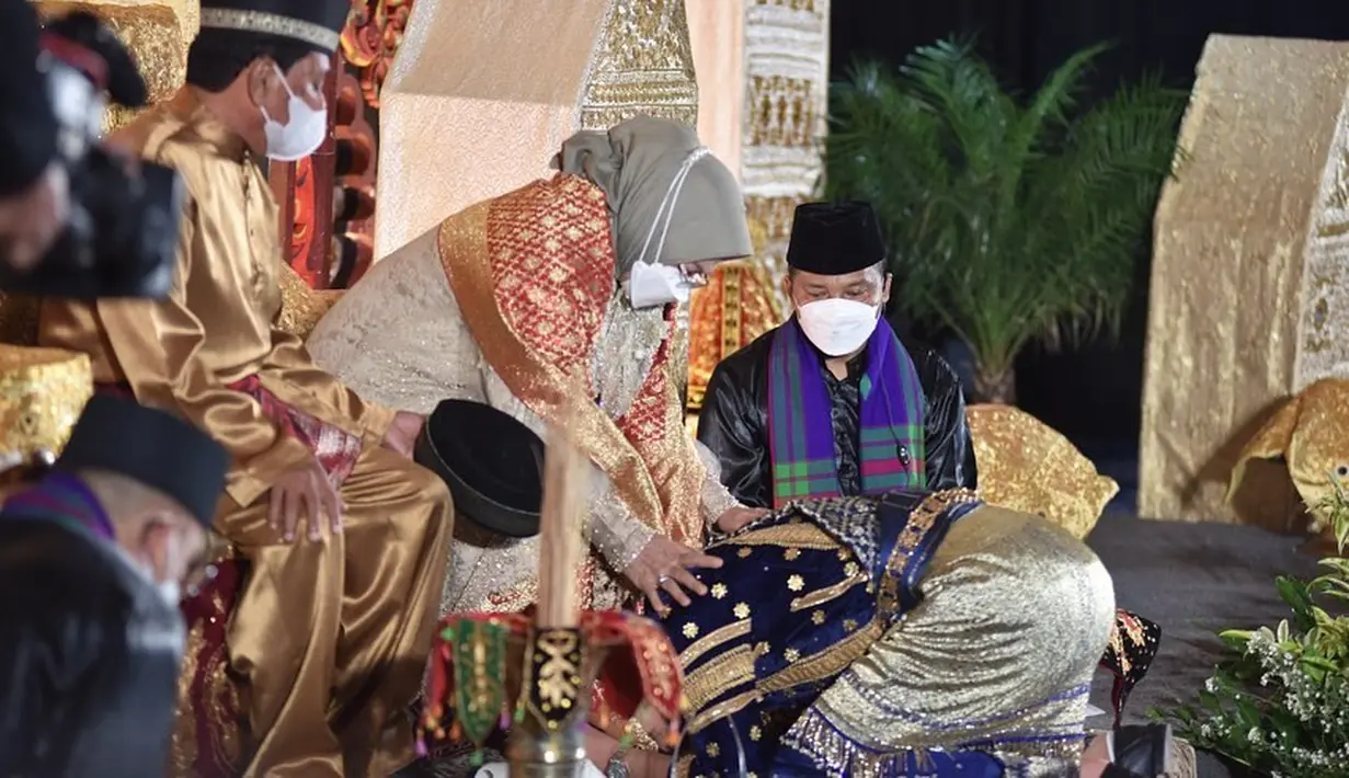 Upacara Adat Balacuik Malapeh Bujang Rizky Billar (Instagram/antv_official)