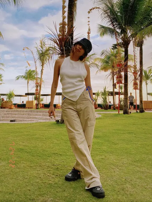 Tak ada tren fashion yang lepas dari radar Nazla, termasuk cargo pants. Ia memadukannya dengan atasan tanpa lengan dengan bagian bawah menyerupai scarf yang berbentuk runcing dengan aksesori sepatu chunky dan bucket hat. (Foto: Instagram Nazla Alifa)