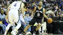 Guard San Antonio Spurs, Tony Parker (9), mendribel bola saat melawan Memphis Grizzlies pada laga play off NBA di FedEx Forum, Memphis, AS, Sabtu (23/4/2016) WIB. (Reuters/Nelson Chenault-USA TODAY Sports)