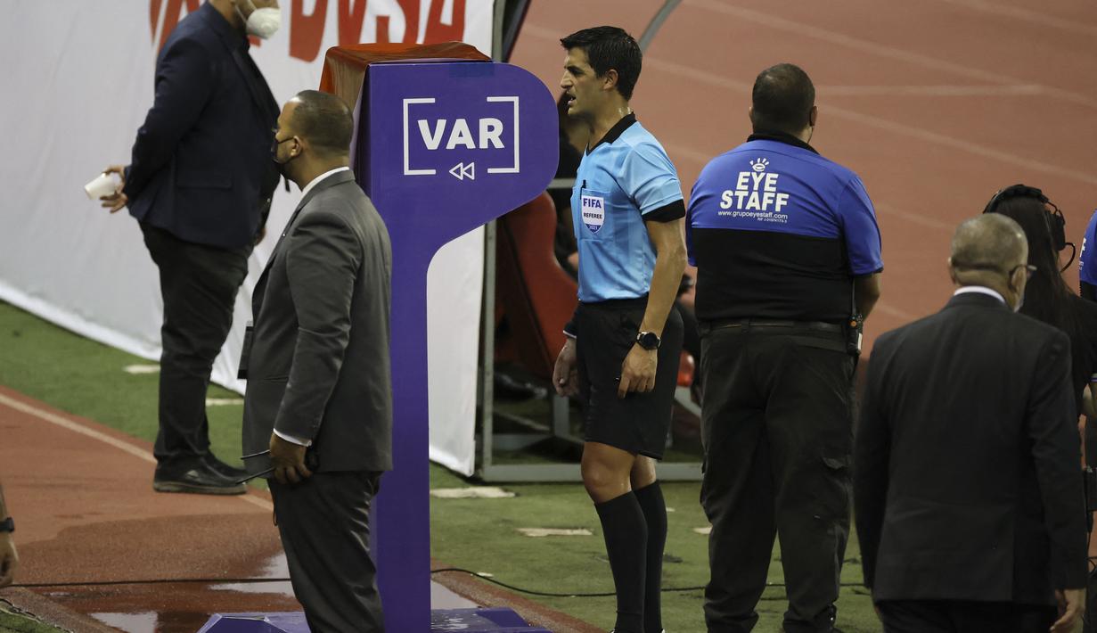Wasit Leodan Gonzalez awalnya memberikan kartu kuning kepada Luis Martinez. Namun, setelah melihat Video Assistant Referee (VAR), wasit asal Uruguay itu memberikan kartu merah kepada Luis Martinez. (Foto: AFP/Miguel Gutierrez, Pool)
