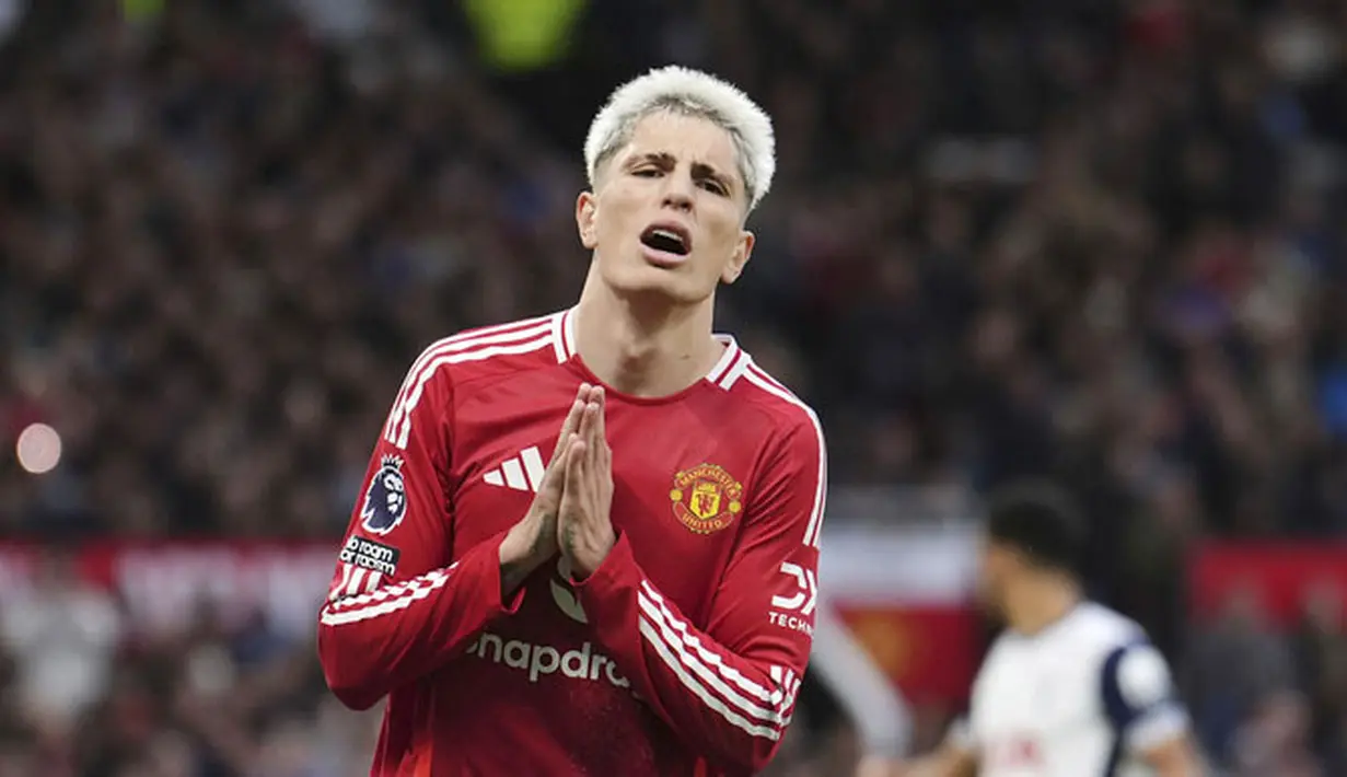 Manchester United (MU) menelan pil pahit kala menjamu Tottenham Hotspur dalam laga pekan keenam Premier League 2024/2025 di Old Trafford, Minggu (29/9/2024). Tampil di depan pendukungnya sendiri, Setan Merah tumbang tiga gol tanpa balas. (Martin Rickett/PA via AP)