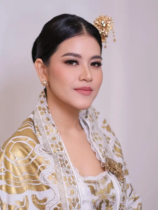 Rambutnya ditata sanggul rendah yang memberi impresi anggun. [@malvava].