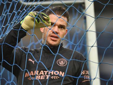 Kiper Manchester City, Ederson hingga pekan ke-36 alias dua laga menjelang berakhirnya Premier League 2020/2021 menduduki posisi teratas dalam raihan clean sheet untuk mendapatkan gelar Golden Gloves. Siapa saja para kompetitornya? (AFP/Paul Ellis/Pool)