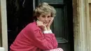 Putri Diana berfoto di luar rumah pedesaannya, Highgrove, pada tahun 1986. Putri Diana memilih sepasang celana gingham pink berpinggang tinggi dan jumper fuchsia besar dengan kemeja putih di bawahnya. (FOTO: Instagram.com/Princesdianaa).