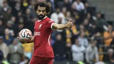 Memang tak ada nama Mohamed salah dalam daftar pencetak gol Liverpool saat menang 3-1 atas tuan rumah Wolverhampton Wanderers pada laga pekan kelima Premier League Liga Inggris 2023/2024 di Molineux Stadium, Wolverhampton, Sabtu (16/9/2023) malam WIB. Namun nyatanya ketiga gol The Reds semuanya berasal dari aksinya yang piawai mengirimkan umpan terukur kepada rekan-rekannya. Dua assist sukses disumbangkannya dalam laga tersebut. (AP Photo/Rui Vieira)