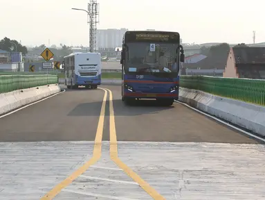 Busway Transjakarta melintas di dekat Halte Cipulir saat peresmian koridor 13 Transjakarta, Jakarta (16/8). Koridor 13 Transjakarta sepanjang 9,8 kilometer tersebut resmi beroperasi. (Liputan6.com/Immanuel Antonius)