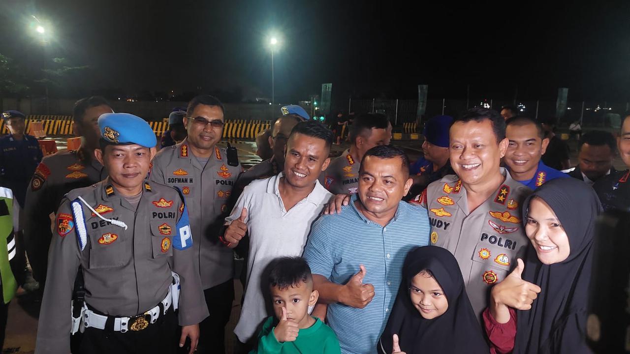 Kapolda Banten Irjen Rudy Heriyanto meninjau Dermaga 6 Eksekutif Pelabuhan Merak, Sabtu (15/4/2023) malam.