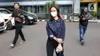Adik mendiang Vanessa Angel, Mayang Lucyana Fitri (tengah) usai menjalani pemeriksaan di Direktorat Reserse Kriminal Khusus Polda Metro Jaya, Jakarta, Rabu (8/6/2022). Mayang menjalani pemeriksaan kedua terkait kasus dugaan pencemaran nama baik yang dilaporkan produk skincare. (Liputan6.com/Herman Zakharia)