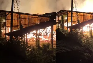 Kebakaran hebat melanda sebuah pabrik kertas di Jalan Lintas Sumatera, Desa Bujung Tenuk, Kecamatan Terbanggi Besar, Kabupaten Lampung Tengah, Kamis, 30 April 2026 malam. Foto: (Liputan6.com/Ardi Munthe).