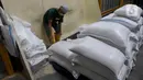 Sepekan jelang Ramadan 1446 Hijriah, Pemerintah Provinsi Jakarta memastikan bahwa stok beras mencukupi. (Liputan6.com/Herman Zakharia)