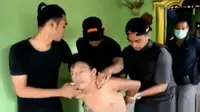 Polisi menggerebek pengedar sabu di Lampung Tengah. Sementara itu, Pemkot Serang mengaku salah telah menyita makanan dari warung Saeni.