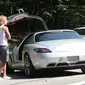 Jutsin Bieber dan Hailye Baldwin berdiri di samping Mercedes-Benz SLS yang mogok dipersimpangan jalan kawasan Hamptons, Amerika Serikat.(Autoevolution)