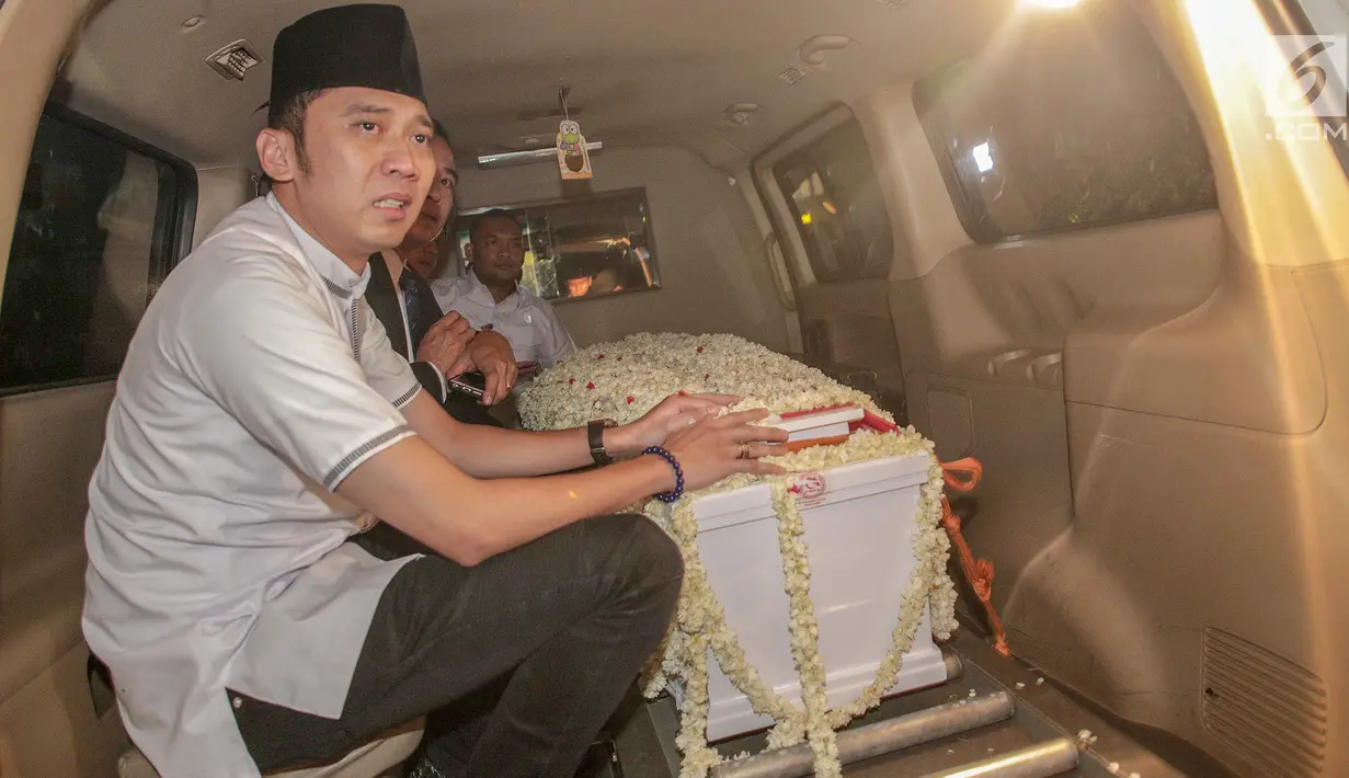 Edhie Baskoro Yudhoyono duduk dekat peti jenazah Kristiani Herrawati atau Ani Yudhoyono di Lanud Halim Perdanakusumah, Jakarta Timur, Sabtu (1/6/2019). Jenazah tiba bersama keluarga SBY menggunakan pesawat Hercules VIP C 130 dan disemayakamkan di Puri Cikeas, Bogor. (Liputan6.com/Faizal Fanani)