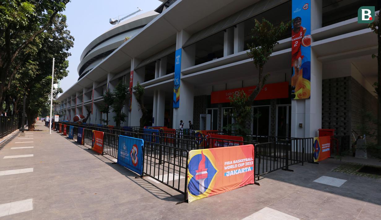 Suasana halaman depan Indonesia Arena, Senayan, Jakarta menjelang Piala Dunia FIBA 2023 pada Kamis (24/08/2023). (Bola.com/Bagaskara Lazuardi)