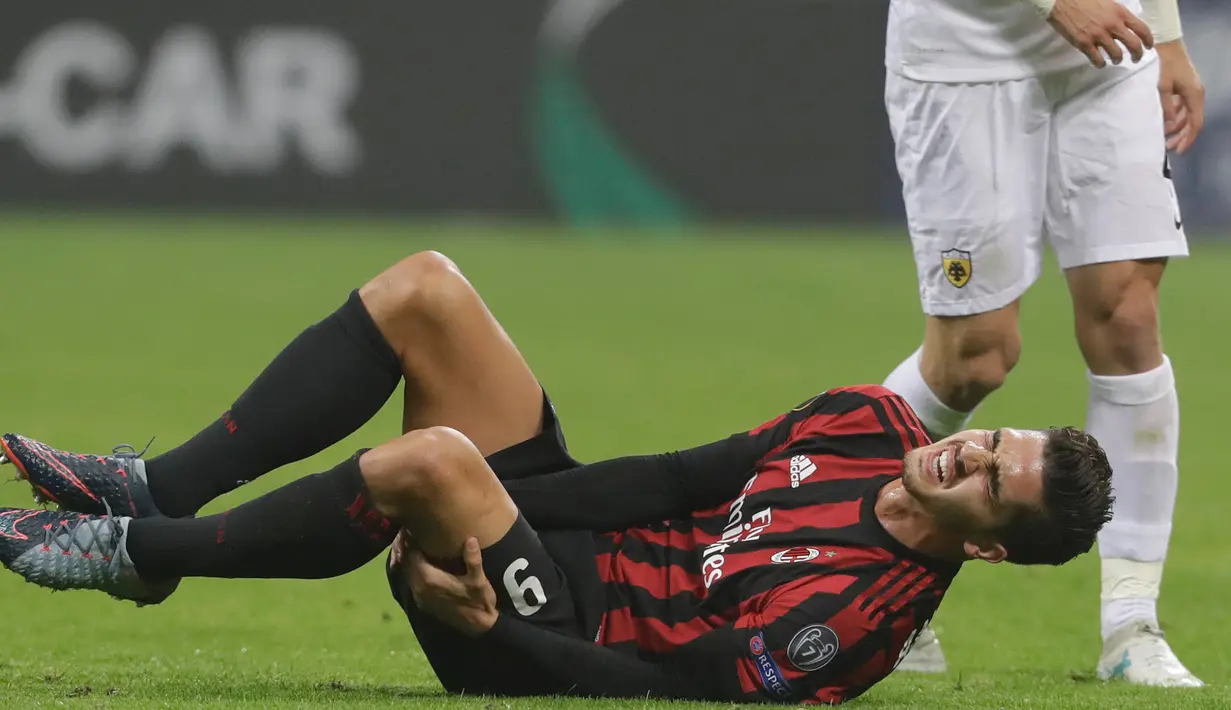 Pemain AC Milan, Andre Silva mengerang kesakitan di atas lapangan pada pertandingan Grup D Liga Europa melawan AEK Athens di San Siro, Kamis (19/10). AEK Athens menambah kekecewaan AC Milan setelah hanya bermain tanpa gol. (AP Photo/Luca Bruno)