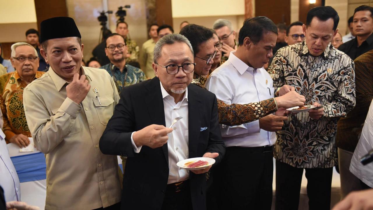 Respons Menko Zulhas Soal Videonya Viral Panggul Karung Beras Saat Tinjau Banjir Sumatra