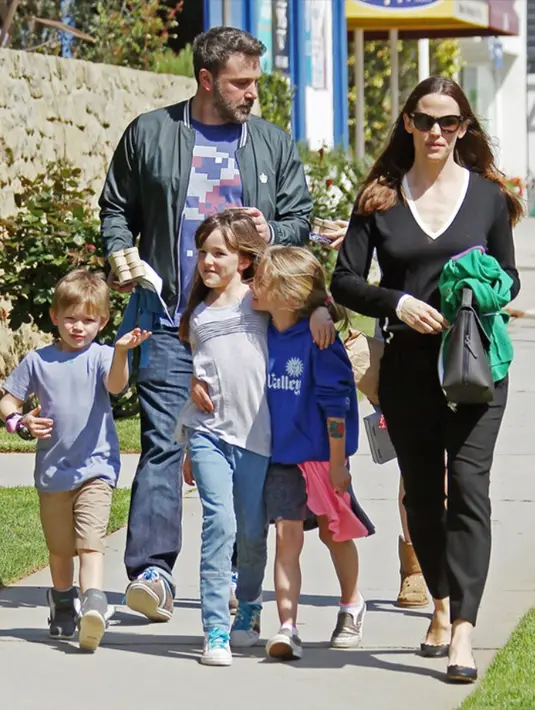 Jennifer Garner sendiri dikabarkan sudah setuju untuk menghabiskan liburan bersama dengan aktor Justice League dan ketiga anaknya. (hollywoodlife.com)