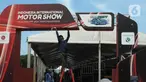 Pekerja menyelesaikan pembuatan stand pameran Indonesia International Motor Show 2024 di Jakarta International Expo (JIexpo), Jakarta Senin (12/2/2024). (merdeka.com/Imam Buhori)