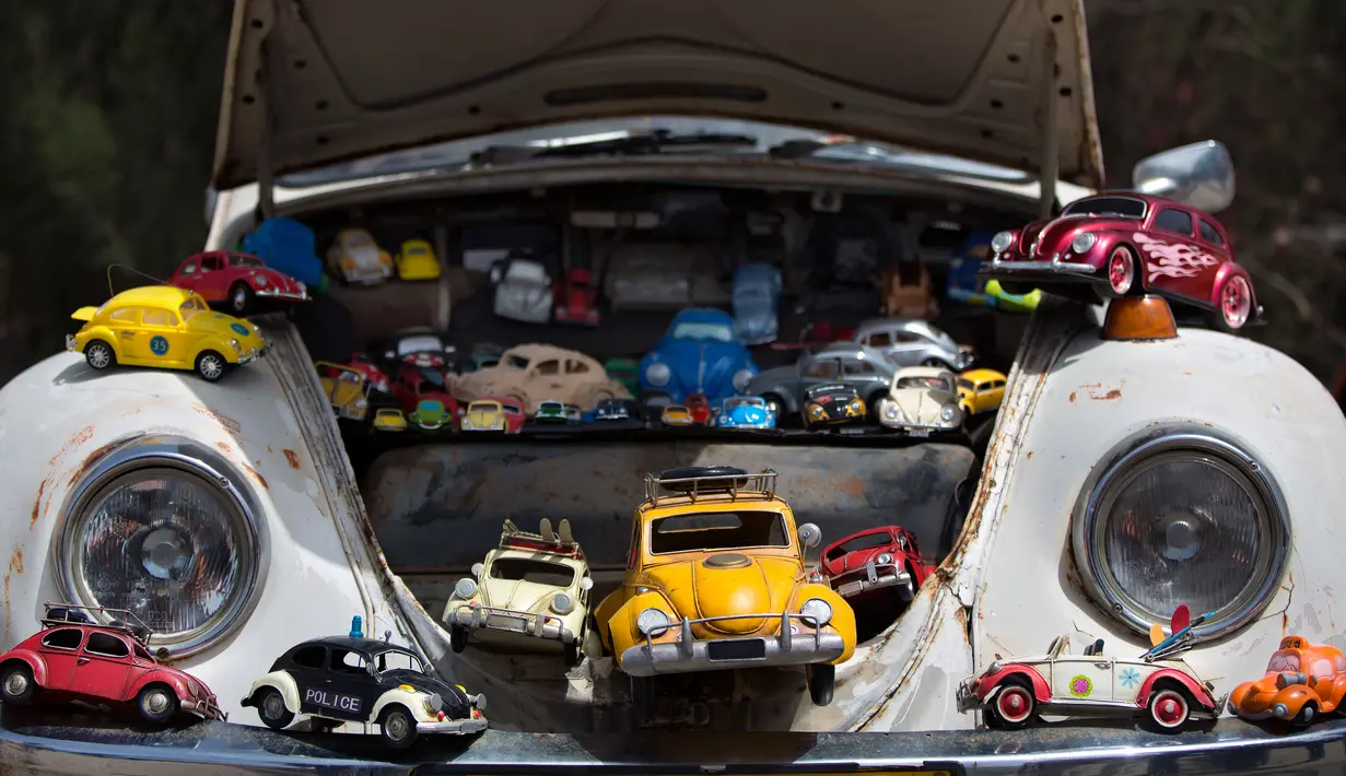 Aneka miniatur mobil Volkswagen Beetle yang dipajang dalam ajang pertemuan tahunan "Beetle club" di Yakum, Israel tengah (21/4). Dalam pertemuan ini mereka memamerkan mobil Volkswagen Beetle dengan aneka modifikasi. (AP Photo / Oded Balilty)