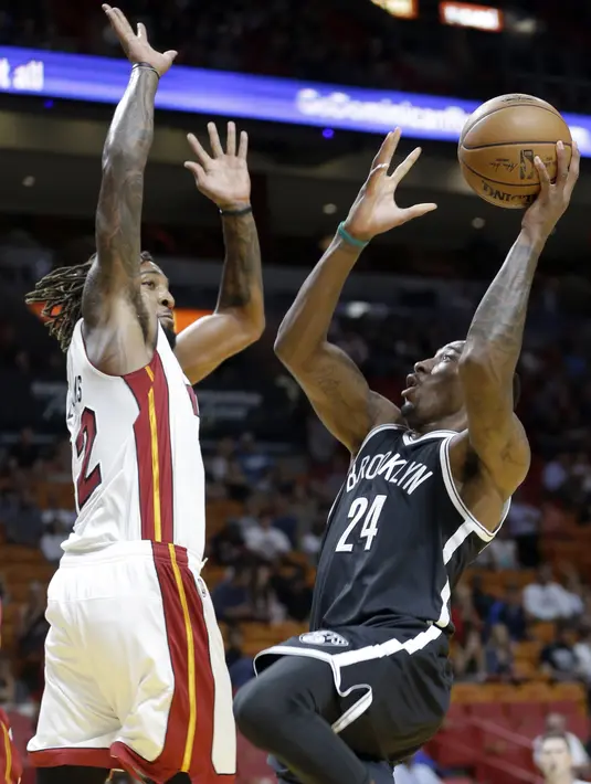 Forward Miami Heat, Derrick Williams, berusaha menghalangi guard Brooklyn Nets, Rondae Hollis-Jefferson, dalam laga pramusim NBA 2016-2017 di American Airlines Arena, Miami, Florida, AS, Selasa (11/10/2016). (AP Photo/Alan Diaz)