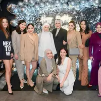 Nia Ramadhani tampil fearless mengenakan blazer dengan aksen tulisan &ldquo;Next To Me&rdquo;. ia memadukan blazer-nya dengan short pants, pump heels, dan small lady d-joy bag Dior serba hitamnya. [@mrsayudewi/@ashanty_ash/@titi_kamall]