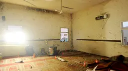 Tampak bagian dalam masjid mengalami kerusakan usai terjadinya bom bunuh diri di Abha, Kamis (6/8/2015). Masjid ini biasanya sering digunakan Pasukan Khusus Arab Saudi untuk beribadah. (REUTERS/Saudi Press Agency/Handout)