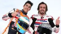 Pebalap F1, Fernando Alonso (kanan), ketika mencoba mengendarai motor MotoGP didampingi Marc Marquez. (Twitter)