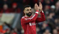 Striker Liverpool, Mohamed Salah, mengapresiasi pendukung The Reds di Anfield setelah timnya meraih kemenangan telak 3-0 atas Brighton di putaran keempat Piala FA 2025/2026, Minggu (15/2/2026) dini hari WIB. (Darren Staples / AFP)