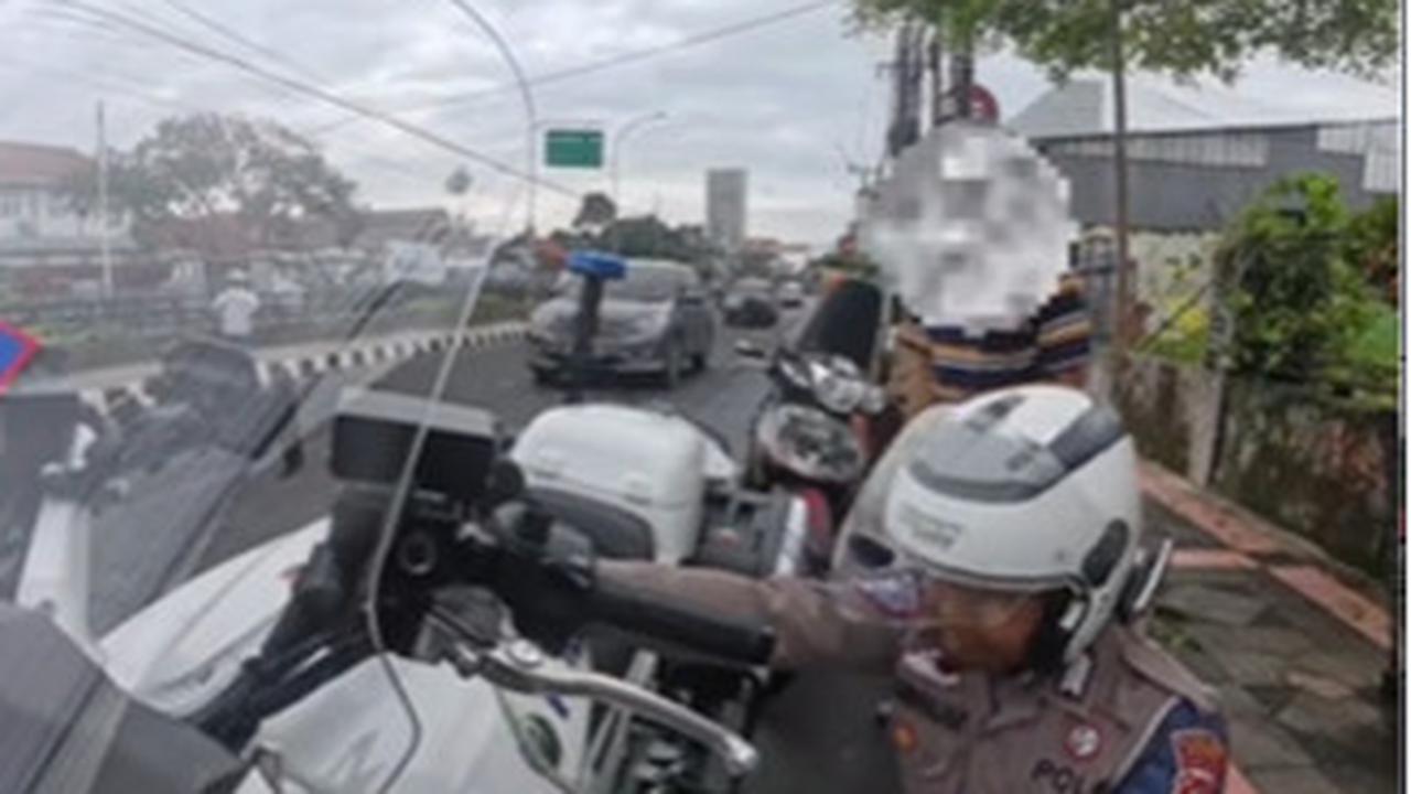 Momen Polisi Bantu Pengendara Motor Pria Paruh Baya Usai Jemput Anak Sekolah yang Kehabisan Bensin dengan Cara Tak Biasa