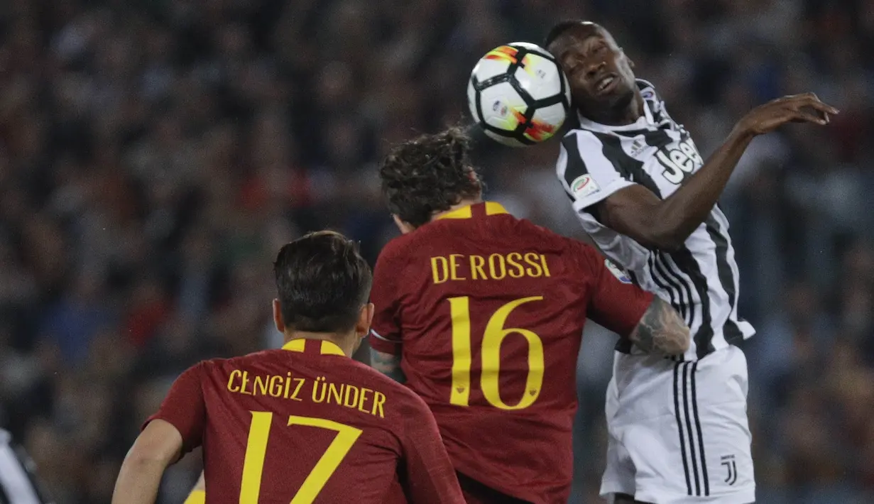 Gelandang Juventus, Blaise Matuidi, duel udara dengan gelandang AS Roma, Daniele De Rossi, pada laga Serie A di Stadion Olimpico, Senin (14/5/2018). AS Roma imbangi Juventus dengan skor 0-0. (AP/Gregorio Borgia)