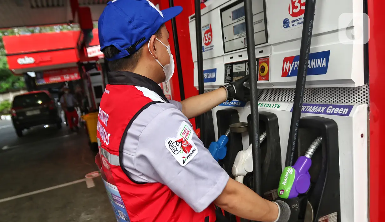 Pertamax Green merupakan bahan bakar Pertamax dengan campuran 5 persen etanol yang terbuat dari bahan nabati molases tebu. (Liputan6.com/Angga Yuniar)