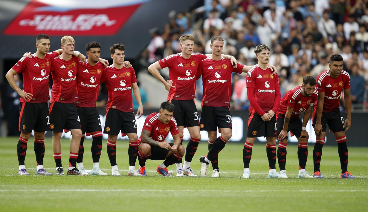 Raut tegang para pemain Manchester United saat adu penalti menghadapi Manchester City pada laga Community Shield 2024 di Wembley Stadium, London, Sabtu (10/8/2024). (AP Photo/David Cliff)