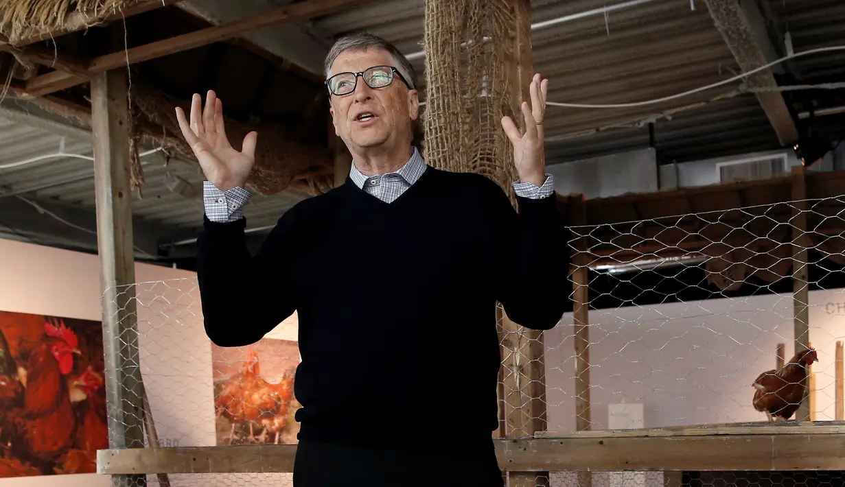 Bill Gates saat memberikan keterangan kepada awak di Manhattan, New York, AS (8/6). Bill Gates mengumumkan bahwa dirinya akan menyumbang 100.000 anak ayam untuk mengurangi tingkat kemisikinan ekstrem di sejumlah negara berkembang. (REUTERS/Mike Segar)