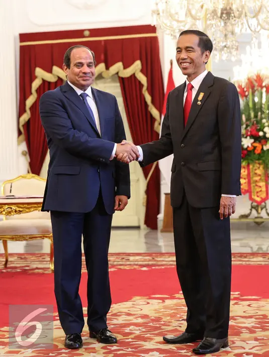 Presiden Joko Widodo (kanan) berjabat tangan dengan Presiden Mesir Abdel Fattah Al Sisi di Istana Merdeka, Jakarta, Jumat (4/9/2015). Kunjungan Al Sisi untuk mengadakan kerjasama ekonomi dengan Indonesia. (Liputan6.com/Faizal Fanani)