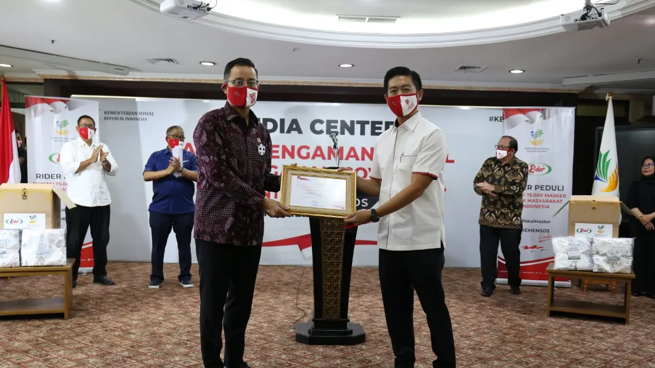 Mensos Juliari menerima bantuan masker covid-19 dari Rider Group. (Istimewa).