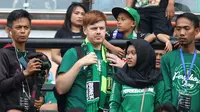 Youtuber Dave Jephcott (dua dari kiri) bersama krunya menyaksikan duel Persebaya vs Madura United di Stadion Gelora Bung Tomo, Surabaya, Rabu (3/4/2019). (Bola.com/Aditya Wany)
