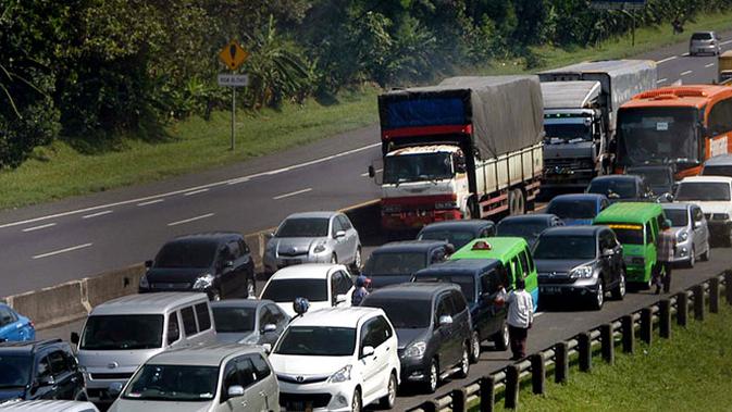 Arus Tol Cipularang, Jawa Barat dipadati ribuan kendaraan mobil pribadi datang dari arah Jakarta menuju Bandung.