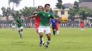 Pemain MSG, Yongki Ariwibowo (kanan), berebut bola dengan pemain PS Polri, Hansamu Yama, pada laga uji coba di lapangan Mako Brimob, Kelapa Dua, Depok, Rabu (24/2/2016). (Bola.com/Nicklas Hanoatubun)