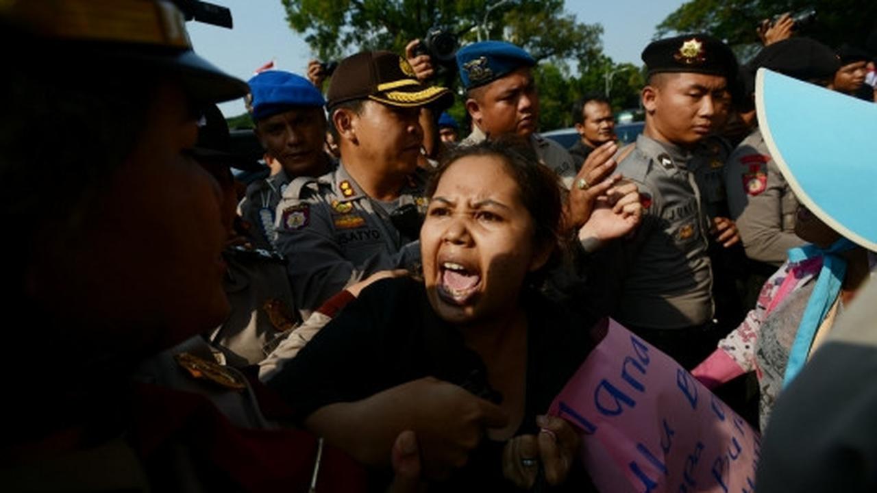 Puluhan demonstran dari Aliansi Tarik Mandat geruduk Istana Negara