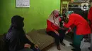 Petugas medis mengecek kesehatan warga sebelum divaksin COVID-19 di Bogor, Jawa Barat, Rabu (14/7/2021). Metode vaksinasi door to door telah mampu meningkatkan partisipasi vaksinasi karena dapat menjangkau keluarga yang belum mempunyai akses dan takut keluar rumah. (Liputan6.com/Faizal Fanani)