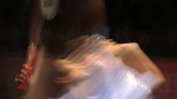 Anthony Ginting mencoba melakukan smash ke arah Chen Long pada perempatfinal Daihatsu Indonesia Master 2018 di Istora Senayan, Kamis (26/1/2018). Anthony menang 21-11 16-21 21-18. (Bola.com/Nick Hanoatubun)