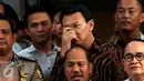 Ekspresi Gubernur DKI Ahok usai diperiksa Bareskrim Polri, Jakarta, Senin (7/11). Ahok diperiksa 9 jam dan diberi 22 pertanyaan terkait kasus dugaan penistaan Agama. (Liputan6.com/Johan Tallo)
