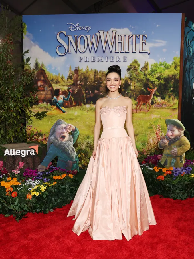 Rachel Zegler Bersinar Bak Putri Modern di World Premiere Snow White