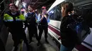 Petugas kepolisian berjaga saat para pemrotes pro-kemerdekaan Catalonia memblokir jalur kereta api di Stasiun Sants di Barcelona (8/11). (AFP Photo/Lluis Gene)