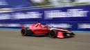 Pembalap Avalanche Andretti, Jake Dennis memacu mobilnya saat sesi kualifikasi Jakarta E-Prix 2023 round-11 di Jakarta International E-Prix Circuit, Ancol, Jakarta, Minggu (04/06/2023). Ia kalah dari Pembalap Maserati MSG Racing, Maximilian Guenther dengan perbedaan waktu 0.585 detik. (Bola.com/Bagaskara Lazuardi)