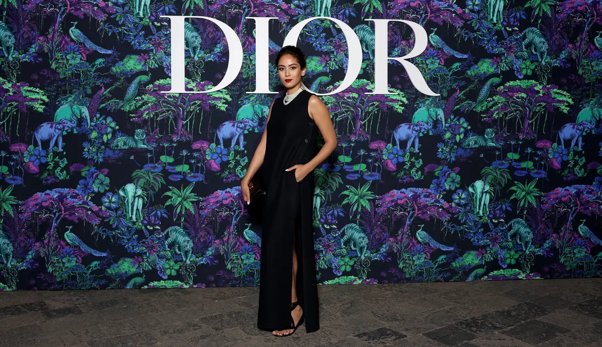 Mira Rajput Kapoor tampil edgy dengan gaun silk wol hitam dari Dior Pre Fall 2023 [Dior]