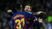 Dua penyerang Barcelona, Ansu Fati dan Lionel Messi, merayakan gol ke gawang Levante. Barcelona menang 2-1 dalam pertandingan jornada 22 La Liga di Camp Nou, Senin (3/2/2020) dini hari WIB. (Lluis Gene/AFP)