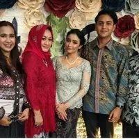 Suasana Lamaran Anak AdiKebahagiaan tengah menyelimuti putri sulung artis senior Adi Bing Slamet. Adzana Bing Slamet resmi dilamar oleh Rizky Alatas. Acara berlangsung pada Minggu (17/12/2017). (Instagram/janahabs) Bing Slamet