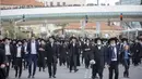 Ribuan Yahudi ultra-Ortodoks berpartisipasi dalam pemakaman rabi terkemuka Meshulam Soloveitchik, di Yerusalem, Minggu (31/1/2021). Meshulam Dovid Soloveitchik, kepala Brisk Yeshiva di Yerusalem dan keturunan dari dinasti kerabian Soloveitchik, meninggal pada usia 99 tahun. (AP Photo/Ariel Schalit)